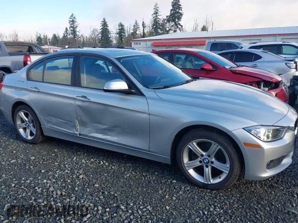 2015 BMW 3 Series 328i xDrive z VIN WBA3B5C56FF962334, wystawiony jako IAAI lot #41323621 z przebiegiem 33 419 mil mil oraz . Historia ofert i sprzedaży dostępna na DreamBid. Obrazek 6.