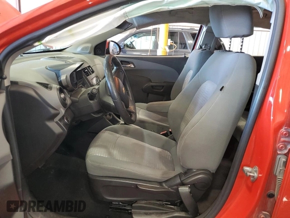 2012 Chevrolet Sonic LS z VIN 1G1JA5SHXC4115017, wystawiony jako Copart lot #54896935 z przebiegiem 167 219 mil mil oraz Szkoda całkowita • Salvage title. Historia ofert i sprzedaży dostępna na DreamBid. Obrazek 7.