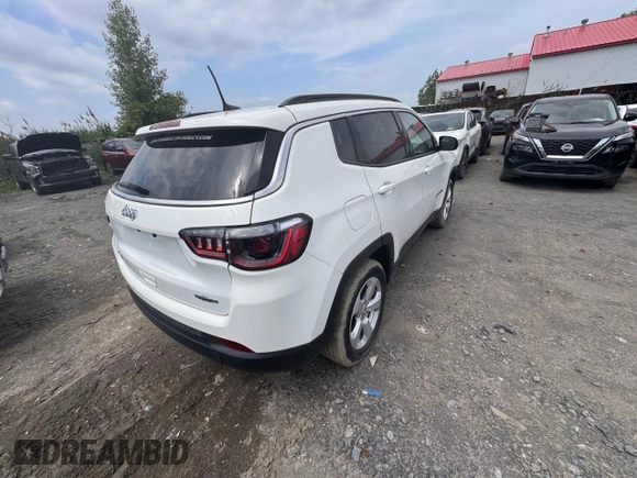 2021 Jeep Compass Latitude z VIN 3C4NJDBB4MT588325, wystawiony jako Copart lot #62374985 z przebiegiem 88 137 mil mil oraz Czysty tytuł • Clean title. Historia ofert i sprzedaży dostępna na DreamBid. Obrazek 4.