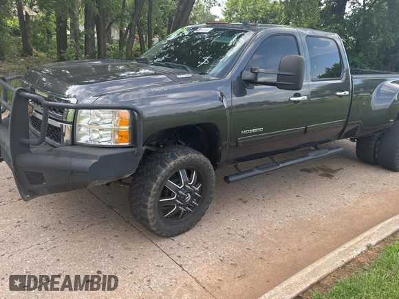2014 Chevrolet Silverado 3500HD LTZ z VIN 1GC4K1C89EF132357, wystawiony jako Copart lot #59632865 z przebiegiem 218 735 mil mil oraz Czysty tytuł • Clean title. Historia ofert i sprzedaży dostępna na DreamBid. Obrazek 2.