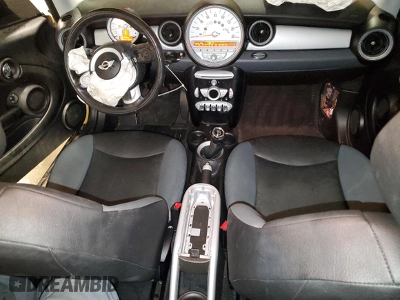 2009 MINI Hardtop z VIN WMWMF33549TU70310, wystawiony jako Copart lot #57797815 z przebiegiem 136 843 mil mil oraz Szkody całkowita. Historia ofert i sprzedaży dostępna na DreamBid. Obrazek 8.