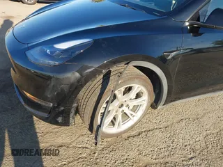 2023 Tesla Model Y Long Range z VIN 7SAYGAEEXPF673871, wystawiony jako IAAI lot #41980174 z przebiegiem 45 870 mil mil oraz . Historia ofert i sprzedaży dostępna na DreamBid. Obrazek 20.