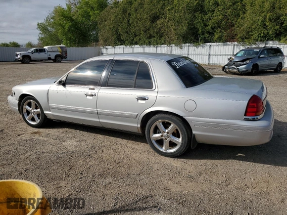 2003 Ford Crown Victoria LX z VIN 2FAFP74W03X122995, wystawiony jako Copart lot #55774415 z przebiegiem 234 485 mil mil oraz Czysty tytuł • Clean title. Historia ofert i sprzedaży dostępna na DreamBid. Obrazek 2.