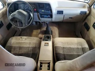 1990 Ford Bronco z VIN 1FMCU14T9LUA62663, wystawiony jako Copart lot #85040114 z przebiegiem 9 963 mil mil oraz Czysty tytuł • Clean title. Historia ofert i sprzedaży dostępna na DreamBid. Obrazek 8.