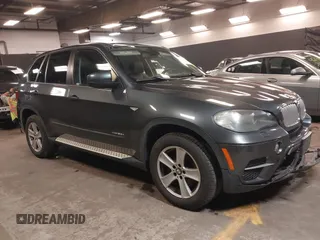 2011 BMW X5 35d z VIN 5UXZW0C5XBL658941, wystawiony jako IAAI lot #42460443 z przebiegiem 137 268 mil mil oraz . Historia ofert i sprzedaży dostępna na DreamBid. Obrazek 1.