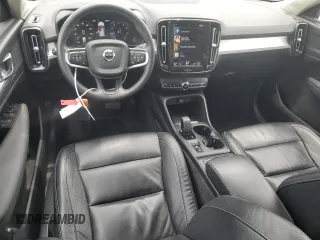2022 Volvo XC40 Momentum z VIN YV4AC2HKXN2760409, wystawiony jako Copart lot #56512675 z przebiegiem 83 069 mil mil oraz Tytuł czysty. Historia ofert i sprzedaży dostępna na DreamBid. Obrazek 8.