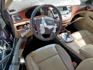 2013 Hyundai Genesis 3.8L z VIN KMHGC4DD3DU220138, wystawiony jako Copart lot #58619845 z przebiegiem 147 885 mil mil oraz Szkoda całkowita • Salvage title. Historia ofert i sprzedaży dostępna na DreamBid. Obrazek 8.