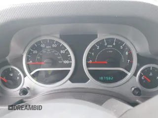 2007 Jeep Wrangler Unlimited Sahara z VIN 1J4GA59137L147257, wystawiony jako IAAI lot #41565673 z przebiegiem 187 982 mil mil oraz . Historia ofert i sprzedaży dostępna na DreamBid. Obrazek 7.