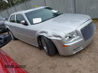 2006 Chrysler 300 C z VIN 2C3KA63H46H159039, wystawiony jako IAAI lot #42238729 z przebiegiem 150 571 mil mil oraz . Historia ofert i sprzedaży dostępna na DreamBid. Obrazek 1.