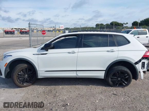 2022 Volkswagen Tiguan SE R-Line Black z VIN 3VVCB7AX5NM007401, wystawiony jako IAAI lot #41630458 z przebiegiem 55 635 mil mil oraz . Historia ofert i sprzedaży dostępna na DreamBid. Obrazek 15.