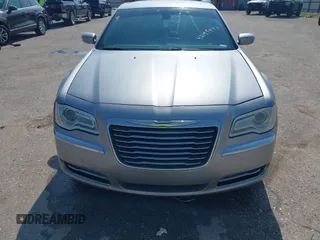 2014 Chrysler 300 z VIN 2C3CCAAG8EH161922, wystawiony jako IAAI lot #42195441 z przebiegiem 117 059 mil mil oraz . Historia ofert i sprzedaży dostępna na DreamBid. Obrazek 12.