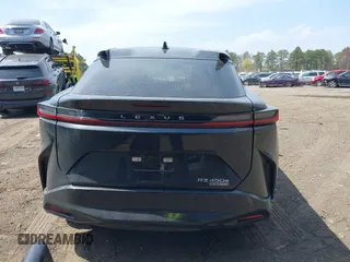 2024 Lexus RZ 450e Premium z VIN JTJAAAABXRA023751, wystawiony jako IAAI lot #42082320 z przebiegiem 15 641 mil mil oraz . Historia ofert i sprzedaży dostępna na DreamBid. Obrazek 16.