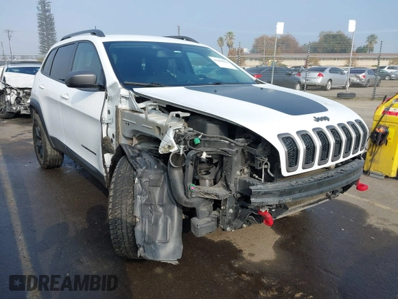 2018 Jeep Cherokee Trailhawk z VIN 1C4PJMBX8JD525945, wystawiony jako IAAI lot #41008604 z przebiegiem 111 086 mil mil oraz . Historia ofert i sprzedaży dostępna na DreamBid. Obrazek 1.