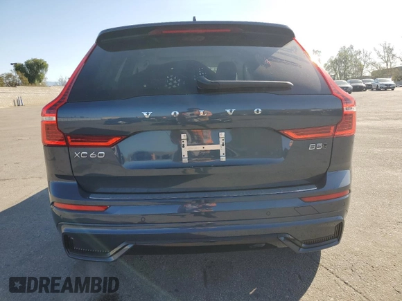 2023 Volvo XC60 Plus Dark Theme z VIN YV4L12RW5P1368043, wystawiony jako Copart lot #49737455 z przebiegiem 11 627 mil mil oraz Szkoda całkowita • Salvage title. Historia ofert i sprzedaży dostępna na DreamBid. Obrazek 6.