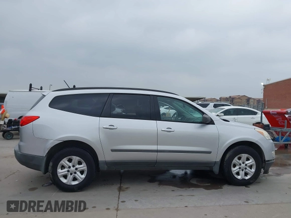 2012 Chevrolet Traverse LS z VIN 1GNKRFED2CJ354122, wystawiony jako IAAI lot #42267587 z przebiegiem 43 585 mil mil oraz . Historia ofert i sprzedaży dostępna na DreamBid. Obrazek 13.