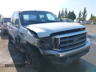 2000 Ford Super Duty F-250 XL with VIN 1FTNW21F5YEB57752, listed as a IAAI auction lot 40702428 with 323,191 mi miles. Bid and sale history available at carsss.com. Image 1.