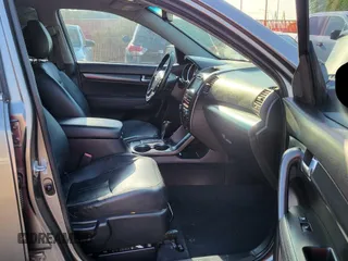 2011 Kia Sorento SX z VIN 5XYKW4A23BG164399, wystawiony jako Copart lot #60940845 z przebiegiem 196 401 mil mil oraz Czysty tytuł • Clean title. Historia ofert i sprzedaży dostępna na DreamBid. Obrazek 5.