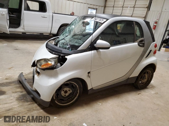2010 Smart fortwo Pure z VIN WMEEJ3BA7AK418332, wystawiony jako Copart lot #54827925 z przebiegiem 39 972 mil mil oraz Szkoda całkowita • Salvage title. Historia ofert i sprzedaży dostępna na DreamBid. Obrazek 1.
