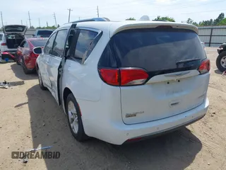 2020 Chrysler Pacifica Limited z VIN 2C4RC1GG6LR171708, wystawiony jako IAAI lot #42016454 z przebiegiem 97 162 mil mil oraz . Historia ofert i sprzedaży dostępna na DreamBid. Obrazek 3.