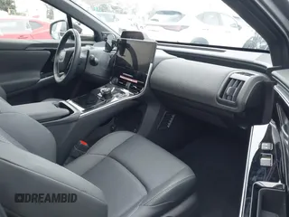 2024 Toyota bZ4X XLE z VIN JTMABACA9RA064702, wystawiony jako IAAI lot #42064771 z przebiegiem 9689 mil mil oraz . Historia ofert i sprzedaży dostępna na DreamBid. Obrazek 5.