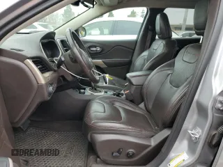 2018 Jeep Cherokee Trailhawk z VIN 1C4PJMBB8JD582506, wystawiony jako Copart lot #47898025 z przebiegiem 72 674 mil mil oraz Szkoda całkowita • Salvage title. Historia ofert i sprzedaży dostępna na DreamBid. Obrazek 7.