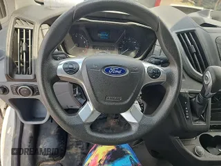2018 Ford Transit z VIN 1FTYR1YM2JKB43849, wystawiony jako IAAI lot #42642845 z przebiegiem 106 463 mil mil oraz . Historia ofert i sprzedaży dostępna na DreamBid. Obrazek 12.