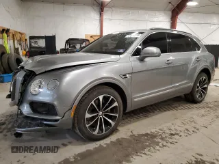 2019 Bentley Bentayga V8 z VIN SJAAM2ZV9KC026702, wystawiony jako Copart lot #47513515 z przebiegiem 44 779 mil mil oraz Szkody całkowita. Historia ofert i sprzedaży dostępna na DreamBid. Obrazek 1.