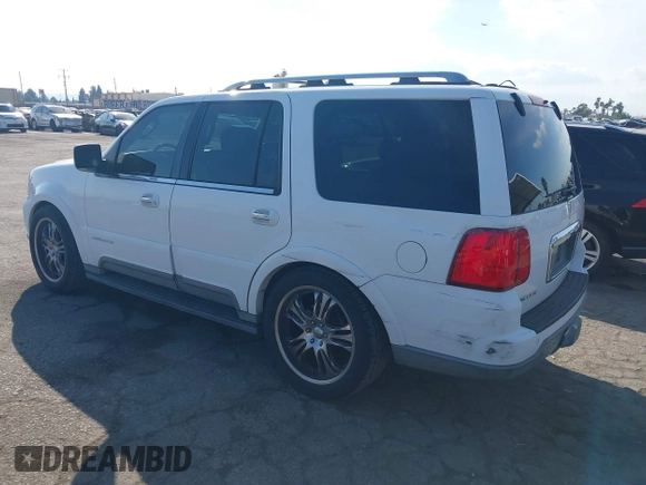 2004 Lincoln Navigator Luxury with VIN 5LMFU27R04LJ43817, listed as a IAAI auction lot 40891013 with 166,620 mi miles. Bid and sale history available at carsss.com. Image 3.