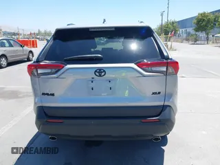 2022 Toyota RAV4 XLE z VIN 2T3W1RFV5NC213609, wystawiony jako IAAI lot #42561113 z przebiegiem 22 125 mil mil oraz . Historia ofert i sprzedaży dostępna na DreamBid. Obrazek 16.