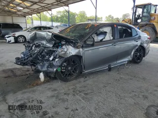2025 Toyota Camry LE z VIN 4T1DAACK5SU582606, wystawiony jako Copart lot #54360555 z przebiegiem Nie podano mil oraz Szkoda całkowita • Salvage title. Historia ofert i sprzedaży dostępna na DreamBid. Obrazek 1.