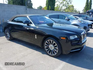 2018 Rolls-Royce Dawn z VIN SCA666D59JU115652, wystawiony jako IAAI lot #39811506 z przebiegiem 21 608 mil mil oraz . Historia ofert i sprzedaży dostępna na DreamBid. Obrazek 1.