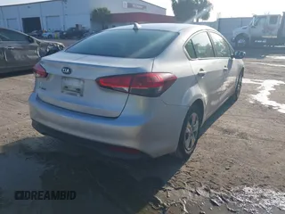 2017 Kia Forte LX z VIN 3KPFK4A71HE085778, wystawiony jako IAAI lot #42009127 z przebiegiem 130 014 mil mil oraz . Historia ofert i sprzedaży dostępna na DreamBid. Obrazek 4.