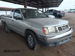 1999 Nissan Frontier XE z VIN 1N6DD26S3XC340419, wystawiony jako IAAI lot #40964630 z przebiegiem 156 431 mil mil oraz . Historia ofert i sprzedaży dostępna na DreamBid. Obrazek 1.