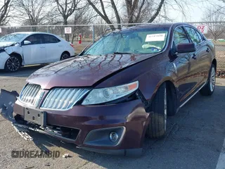 2011 Lincoln MKS z VIN 1LNHL9ERXBG603713, wystawiony jako IAAI lot #41215820 z przebiegiem 133 888 mil mil oraz . Historia ofert i sprzedaży dostępna na DreamBid. Obrazek 2.