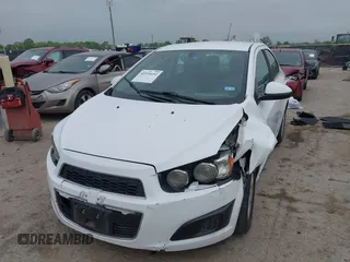 2015 Chevrolet Sonic LT z VIN 1G1JC5SH7F4112395, wystawiony jako IAAI lot #41931652 z przebiegiem 131 610 mil mil oraz . Historia ofert i sprzedaży dostępna na DreamBid. Obrazek 17.