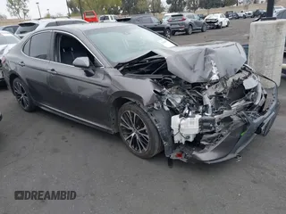 2018 Toyota Camry LE z VIN 4T1B11HK7JU579771, wystawiony jako IAAI lot #42164037 z przebiegiem 110 202 mil mil oraz . Historia ofert i sprzedaży dostępna na DreamBid. Obrazek 1.