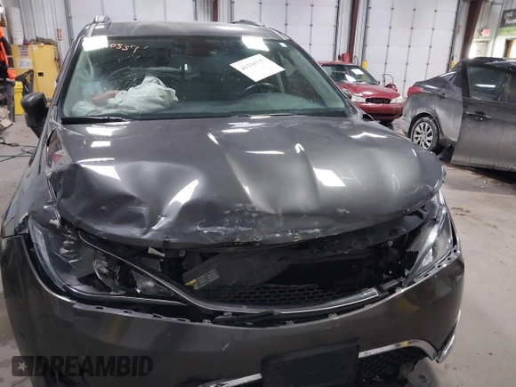 2017 Chrysler Pacifica Touring L z VIN 2C4RC1BGXHR753504, wystawiony jako IAAI lot #41330337 z przebiegiem 103 403 mil mil oraz . Historia ofert i sprzedaży dostępna na DreamBid. Obrazek 12.