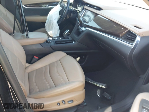 2020 Cadillac XT6 FWD Premium Luxury z VIN 1GYKPERS0LZ232338, wystawiony jako IAAI lot #41845562 z przebiegiem 86 839 mil mil oraz . Historia ofert i sprzedaży dostępna na DreamBid. Obrazek 5.
