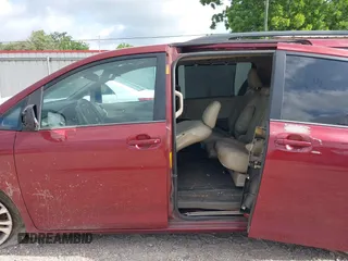 2013 Toyota Sienna XLE AAS z VIN 5TDYK3DC5DS380894, wystawiony jako IAAI lot #42271097 z przebiegiem 145 494 mil mil oraz . Historia ofert i sprzedaży dostępna na DreamBid. Obrazek 15.
