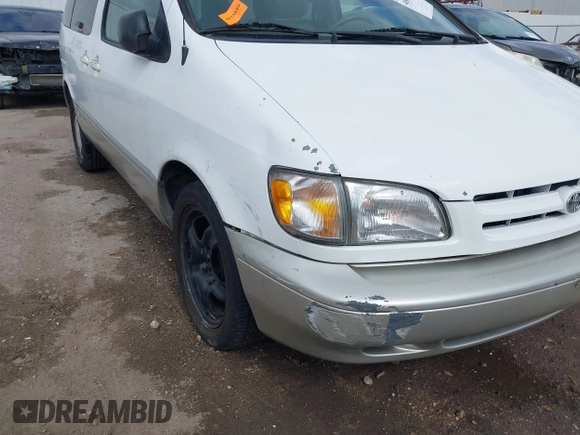 1999 Toyota Sienna LE with VIN 4T3ZF13C1XU152733, listed as a IAAI auction lot 40819395 with 184,540 mi miles. Bid and sale history available at carsss.com. Image 6.