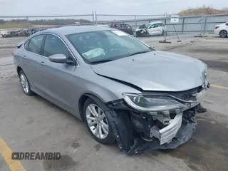 2015 Chrysler 200 Limited z VIN 1C3CCCAB8FN574495, wystawiony jako IAAI lot #42027962 z przebiegiem 164 490 mil mil oraz . Historia ofert i sprzedaży dostępna na DreamBid. Obrazek 1.