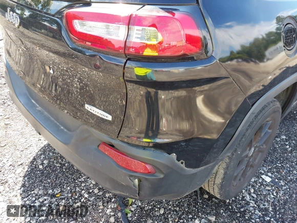 2018 Jeep Cherokee Latitude Tech Connect z VIN 1C4PJLCB1JD596112, wystawiony jako IAAI lot #42707705 z przebiegiem 184 586 mil mil oraz . Historia ofert i sprzedaży dostępna na DreamBid. Obrazek 6.