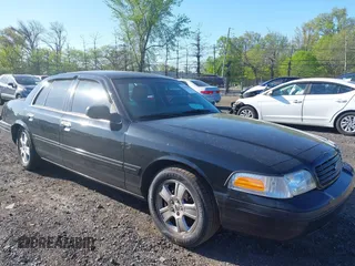 2003 Ford Crown Victoria LX z VIN 2FAHP74W73X197735, wystawiony jako IAAI lot #42096556 z przebiegiem 124 475 mil mil oraz . Historia ofert i sprzedaży dostępna na DreamBid. Obrazek 1.