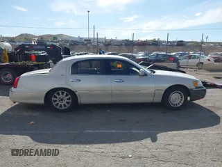 2001 Lincoln Town Car Cartier z VIN 1LNHM83W81Y706332, wystawiony jako IAAI lot #42125002 z przebiegiem Nie podano mil oraz . Historia ofert i sprzedaży dostępna na DreamBid. Obrazek 12.