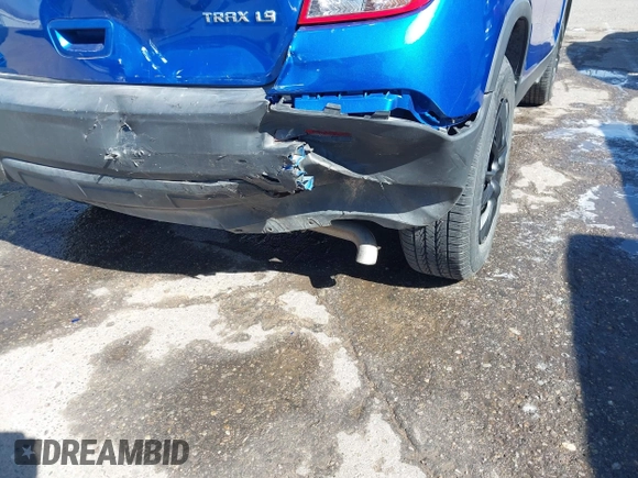 2015 Chevrolet Trax LS with VIN KL7CJKSB8FB116027, listed as a IAAI auction lot 41915553 with 105,541 mi miles. Bid and sale history available at carsss.com. Image 6.