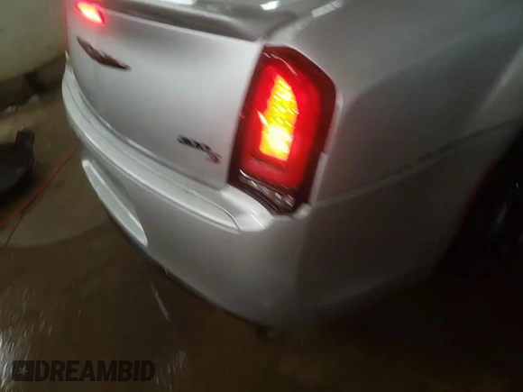 2020 Chrysler 300 S z VIN 2C3CCABT4LH187457, wystawiony jako Copart lot #83415084 z przebiegiem 59 900 mil mil oraz Szkody całkowita. Historia ofert i sprzedaży dostępna na DreamBid. Obrazek 14.