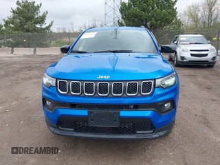 2023 Jeep Compass Latitude Lux z VIN 3C4NJDFN6PT513988, wystawiony jako IAAI lot #42166572 z przebiegiem 18 955 mil mil oraz . Historia ofert i sprzedaży dostępna na DreamBid. Obrazek 12.