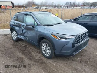2024 Toyota Corolla Cross LE z VIN 7MUCAAAG4RV075621, wystawiony jako IAAI lot #42041599 z przebiegiem 23 008 mil mil oraz . Historia ofert i sprzedaży dostępna na DreamBid. Obrazek 1.