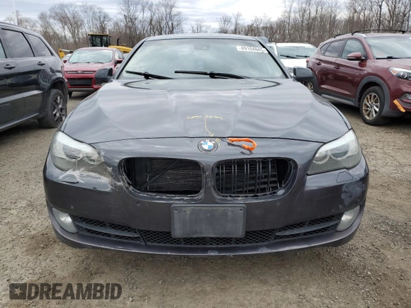 2011 BMW 5 Series 550i z VIN WBAFR9C58BC757285, wystawiony jako Copart lot #49104645 z przebiegiem 137 217 mil mil oraz Czysty tytuł • Clean title. Historia ofert i sprzedaży dostępna na DreamBid. Obrazek 5.