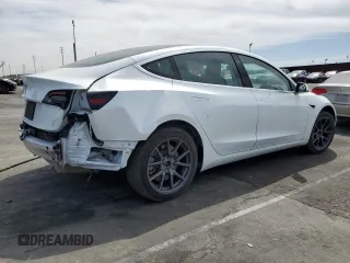 2020 Tesla Model 3 Standard Range Plus z VIN 5YJ3E1EA6LF634067, wystawiony jako Copart lot #50718645 z przebiegiem 26 605 mil mil oraz Szkoda całkowita • Salvage title. Historia ofert i sprzedaży dostępna na DreamBid. Obrazek 3.